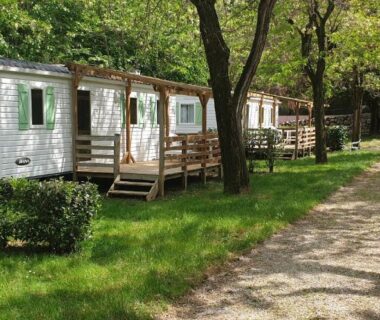 Allée ombragée et mobil-homes alignés au camping Les Foulons
