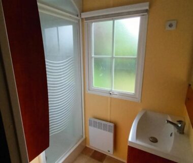 Salle de bain avec cabine de douche et lavabo au Camping Baroudeurs
