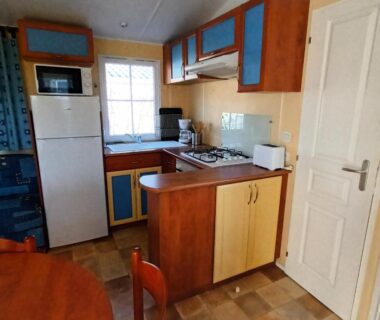 Cuisine équipée dans le mobil home du Camping Baroudeurs