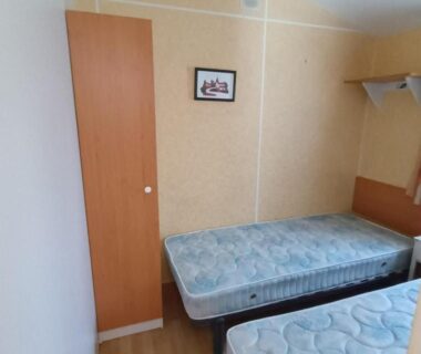Chambre avec deux lits et un placard au Camping Baroudeurs