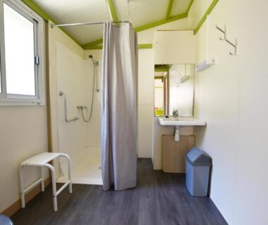 Salle de bain avec douche et lavabo au Camping Bella Vista