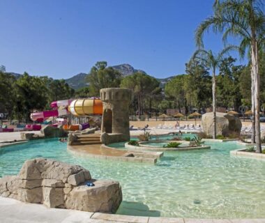 Piscine lagon avec toboggans au Camping Bella Vista