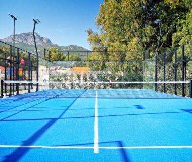 Court de padel bleu entouré de grillage et d'arbres en Haute-Corse au Camping Bella Vista
