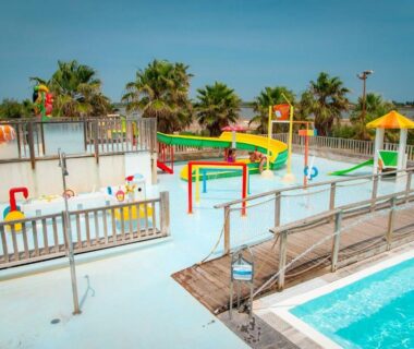 Aire de jeux aquatique avec toboggans et pataugeoire au Camping Bleu Marine