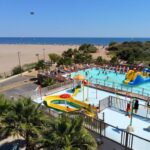 Plage et parc aquatique avec toboggans au Camping Bleu Marine