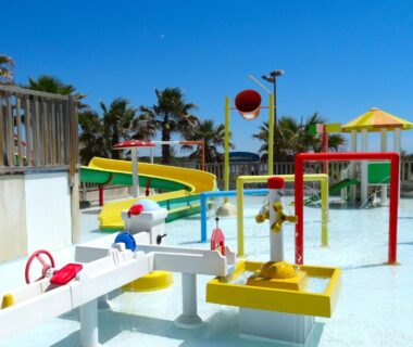 Aire de jeux aquatique avec toboggans et pataugeoire au Camping Bleu Marine