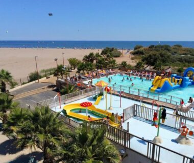 Plage et piscine avec toboggans en bord de mer au Camping Bleu Marine