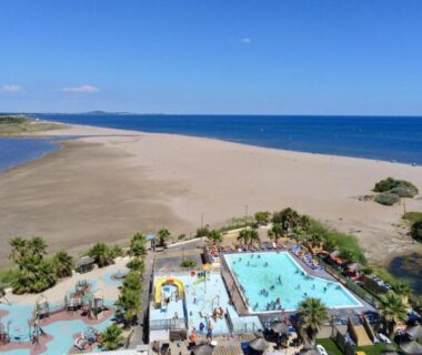Plage et piscines bordées de sable au Camping Bleu Marine