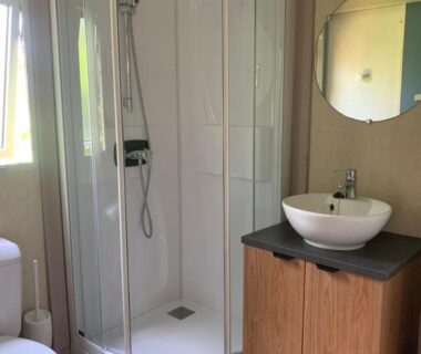 Salle de bains avec cabine de douche au Camping Calme et Nature Iserand