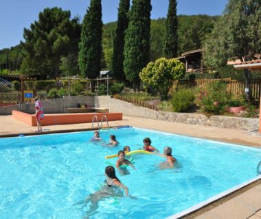 Piscine extérieure avec baigneurs au Camping Calme et Nature Iserand