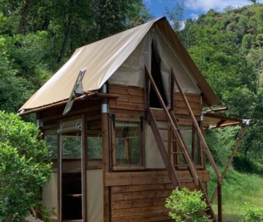 Cabane lodge en bois dans la forêt au Camping Calme et Nature Iserand