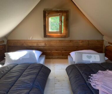Combles avec deux lits simples dans le Camping Calme et Nature Iserand
