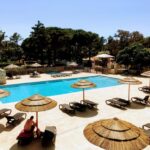 Piscine extérieure bordée de transats au Camping Campo Di Liccia