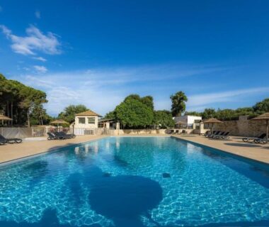 Piscine extérieure avec transats et parasols au Camping Campo Di Liccia