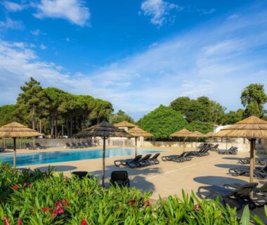 Piscine extérieure avec transats et parasols au Camping Campo Di Liccia