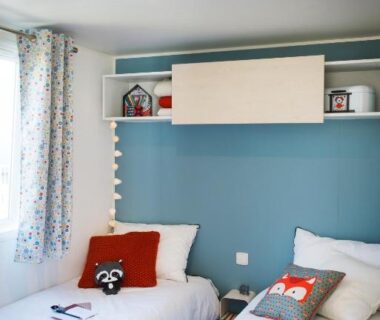 Chambre avec deux lits et étagère dans le Camping Campo Di Liccia