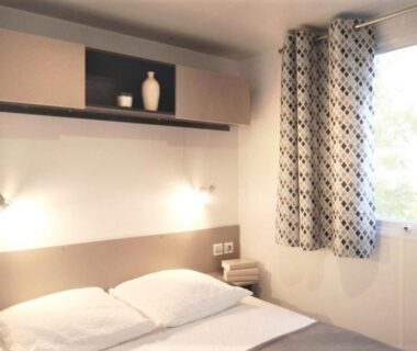 Intérieur chambre avec lit au Camping Carabasse Vias plage