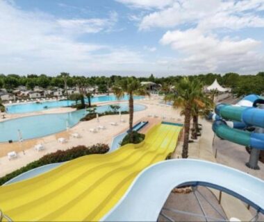 Piscine extérieure avec toboggans et transats au Camping Carabasse Vias plage