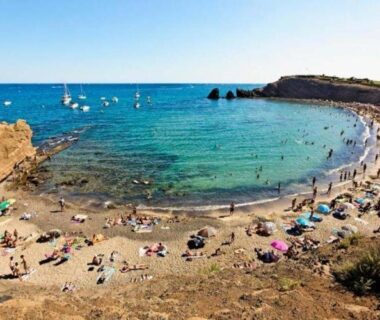 Plage en baie avec baigneurs et voiliers au Camping Carabasse Vias plage