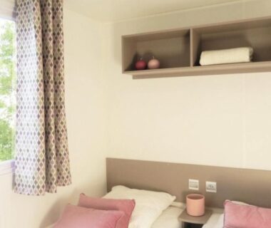 Chambre avec lits jumeaux et fenêtre au Camping Carabasse Vias plage