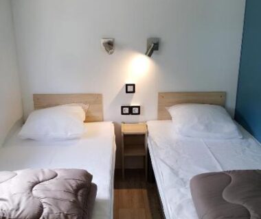 Chambre avec deux lits simples au Camping Caravaning Les Cerisiers Berck sur mer