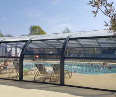 Piscine couverte avec transats au Camping Caravaning Les Cerisiers Berck sur mer