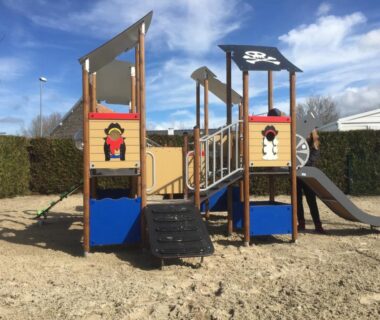 Aire de jeux avec structure en bois au Camping Caravaning Les Cerisiers Berck sur mer