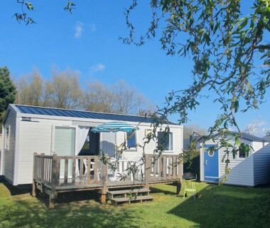 Mobil-home avec terrasse sur pelouse au Camping Caravaning Les Cerisiers Berck sur mer