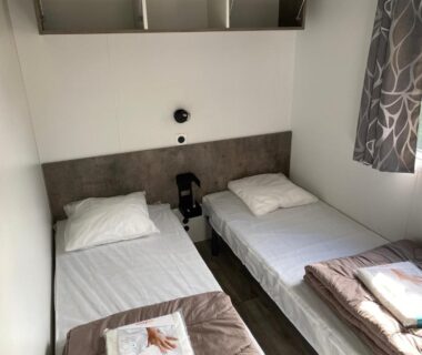 Chambre avec deux lits simples dans le mobil-home du Camping Caravaning Les Cerisiers Berck sur mer