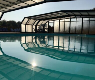 Piscine couverte sous abri vitré au Camping-Caravaning de la Mollière