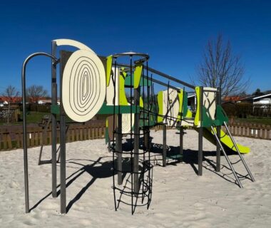 Aire de jeux sur sable avec structure de jeux au Camping-Caravaning de la Mollière