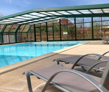 Piscine couverte avec transats au Camping-Caravaning de la Mollière