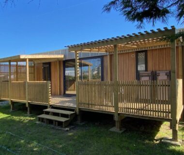Terrasse couverte sur mobil-home en bois au Camping-Caravaning de la Mollière