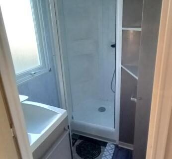 Salle de bain avec cabine de douche dans le Camping Cœur De Vendée