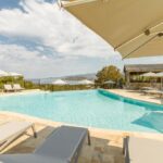 Piscine extérieure et transats avec vue sur la mer au Camping Corsica Paradise