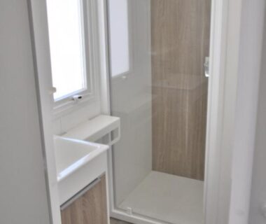 Salle de bain avec douche et vasque dans le mobil-home du Camping Corsica Paradise