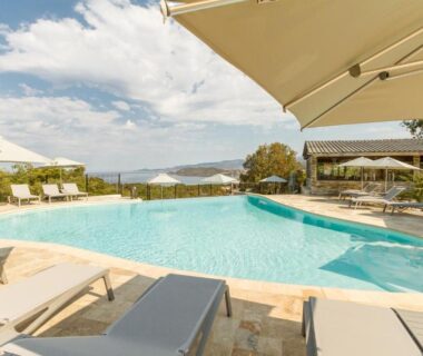 Piscine extérieure et transats avec vue sur la mer au Camping Corsica Paradise