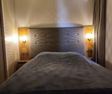 Chambre avec lit double et lampes dans le Mobil-Home Excellence du Camping DEL MAR