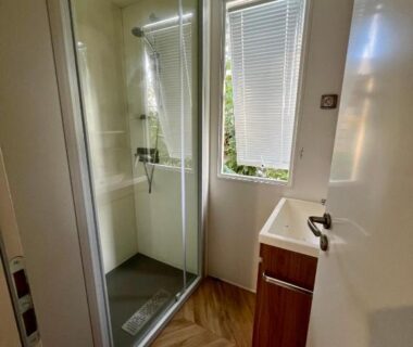 Salle d'eau avec cabine de douche et lavabo dans le Mobil-Home Excellence du Camping DEL MAR