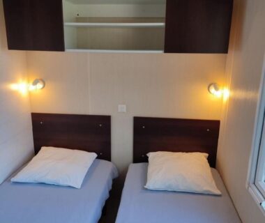Chambre avec deux lits simples et placard dans le mobil-home du camping DEL MAR