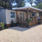 Terrasse en bois devant le mobil-home au Camping DEL MAR Mobil-home 3 ch dont suite parentale ARGELES sur MER