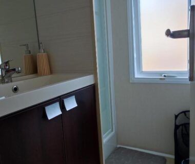 Salle de bain avec lavabo et douche dans le mobil-home Camping DEL MAR Argelès sur Mer