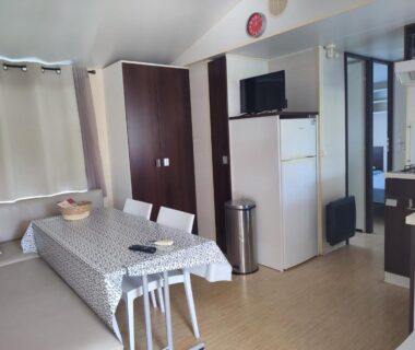 Séjour avec table et kitchenette du Camping DEL MAR Mobil-home 3 ch dont suite parentale ARGELES sur MER