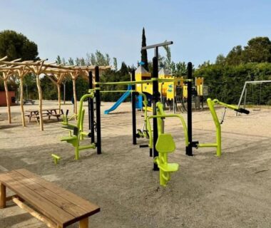 Aire de jeux extérieure avec agrès et bancs au Camping DEL MAR Mobil-home 3 ch suite parentale ARGELES sur MER