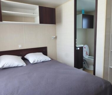 Chambre avec lit double et salle d'eau dans Camping DEL MAR Mobil-home 3 ch dont suite parentale ARGELES sur MER