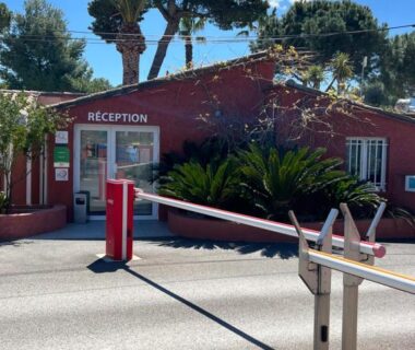 Entrée du camping avec barrière et réception au Camping Del Mar Village