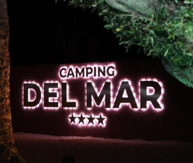 Entrée nocturne avec enseigne lumineuse au Camping Del Mar