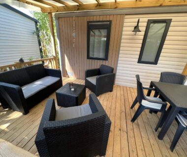 Terrasse couverte avec salon et coin repas du Mobil home Petit Paradis