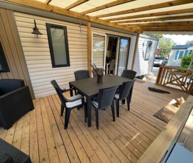 Terrasse couverte avec table et chaises au mobil home Petit Paradis