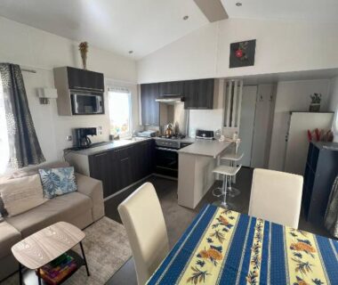 Intérieur avec salon, cuisine et coin repas du Mobile Home O'Hara Supérieur 1060